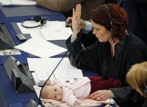 eurodiputada_danesa_acude_pleno_bebe