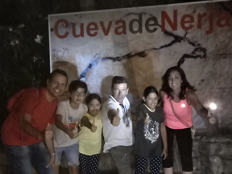 La familia de @mamanovata con Miguel Joven en la Cueva de Nerja