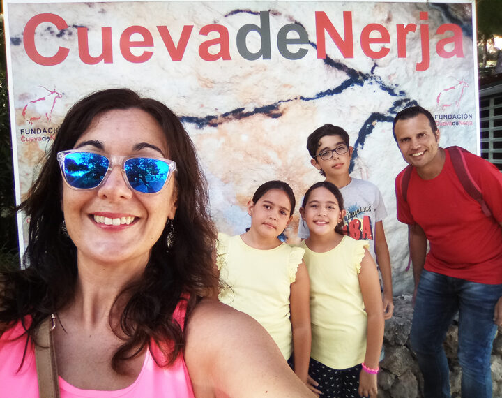 La familia a las puertas de la Cueva de Nerja