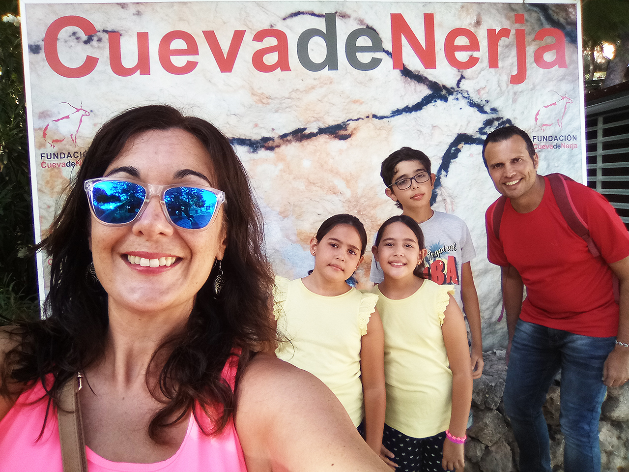 La familia a las puertas de la Cueva de Nerja